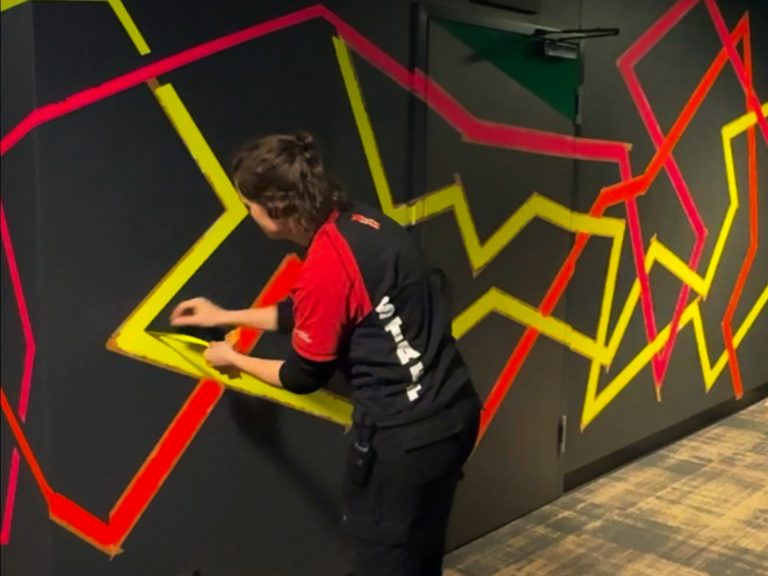 Handwerkerin beklebt Wnad