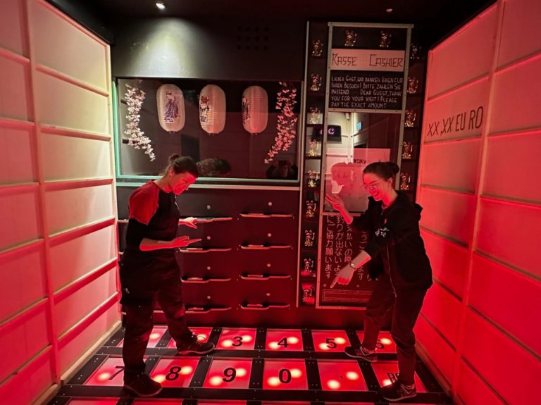 Handwerkerinnen testen Technik