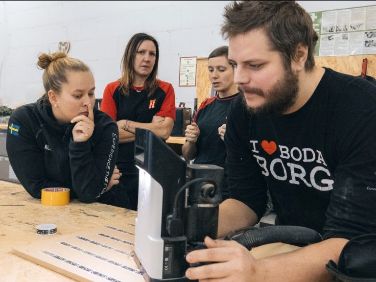 Handwerkerinnen mit Computer-Fräse