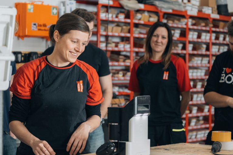 Handwerkerinnen in Werkstatt